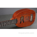 Ukulele in mogano con scritte intagliate